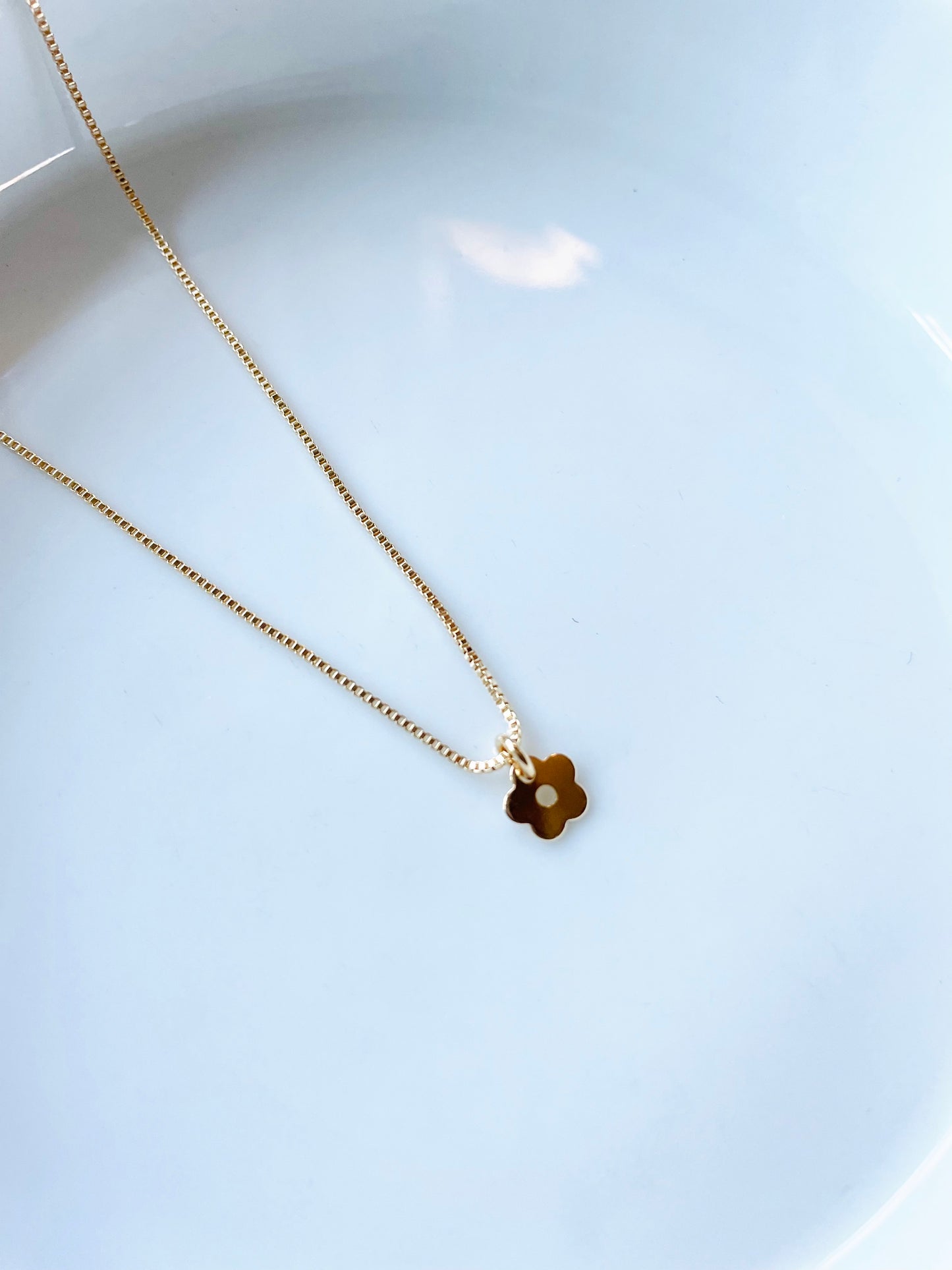 Dainty flower necklace