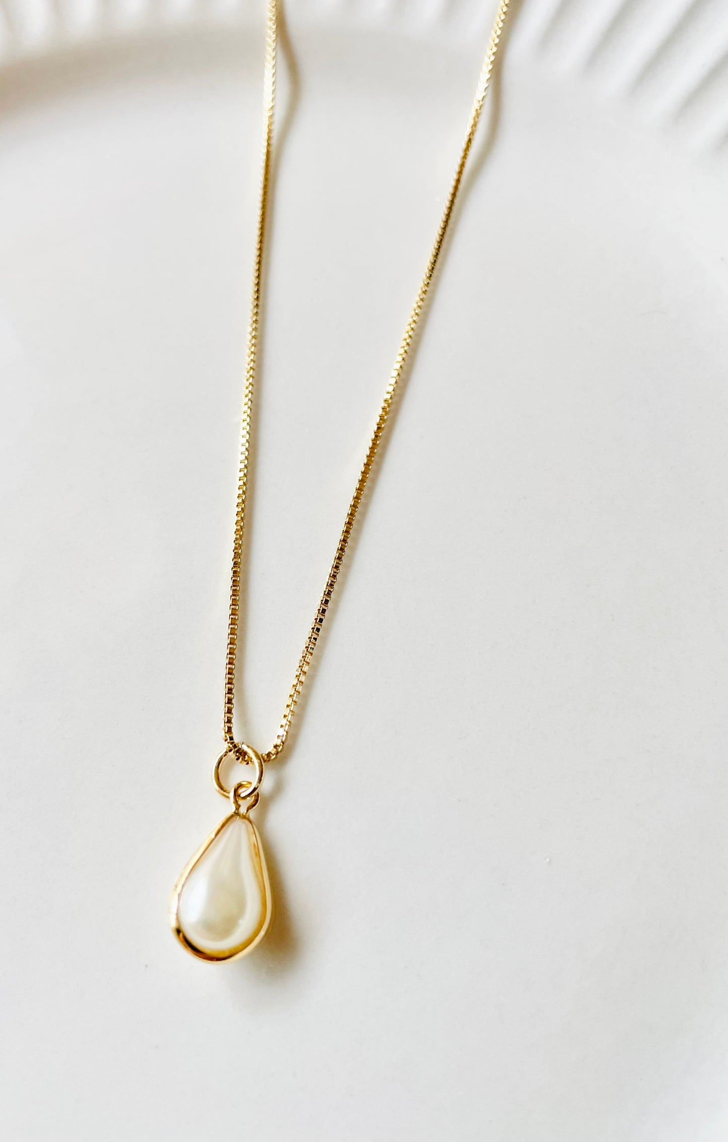 Teardrop pearl necklace