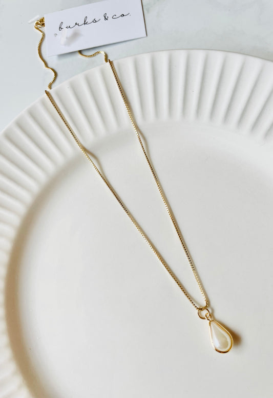 Teardrop pearl necklace